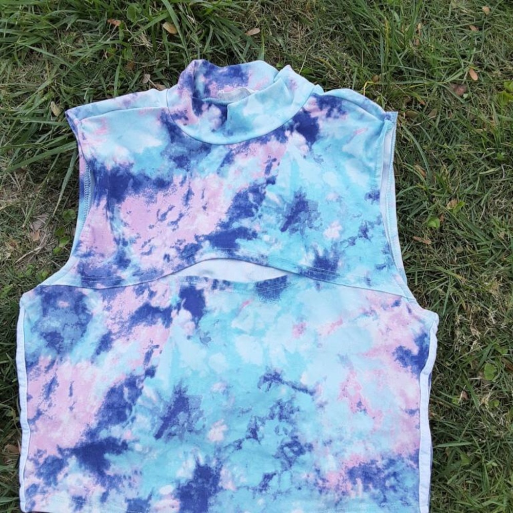 Peachy girl crop top, I have matching shorts - Picture 2 of 3